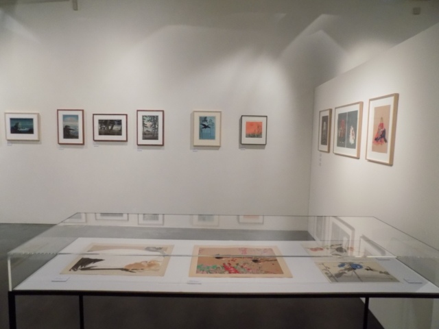 Kunsthaus Kaufbeuren, Ausstellung CROSSING CULTURES, Raumansicht mit Werken von Rakusan Tsuchiya (Vitrine), Tsukioka Kogyo und Kawase Hasui