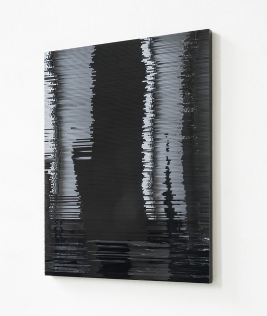 Installationsansicht: Julia Schewalie, Stripes #2, 2013, Acrylglas und Holz, 50 x 40 cm